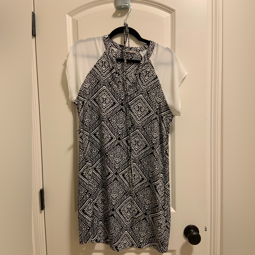 Black and white shift dress with belt. Diamond print.